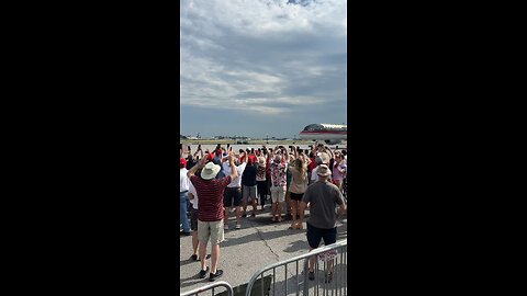 Trump arrives in Georgia, where a crowd eagerly awaits a glimpse of the former president