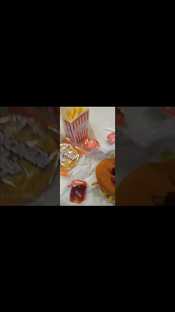 WATA Burger 🍔Busses #burger #shorts #food #foodblogger #foodlover #foodie #foodies #fastfood #eat