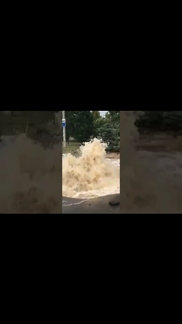 Un géiser se formó en Kyiv debido a la explosión de una tubería. Ucrania