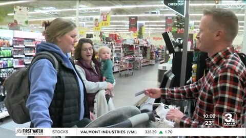 Hy-Vee partners with Verizon to surprise shoppers in Omaha