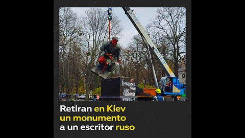Desmantelan un monumento del escritor ruso Pushkin en Ucrania