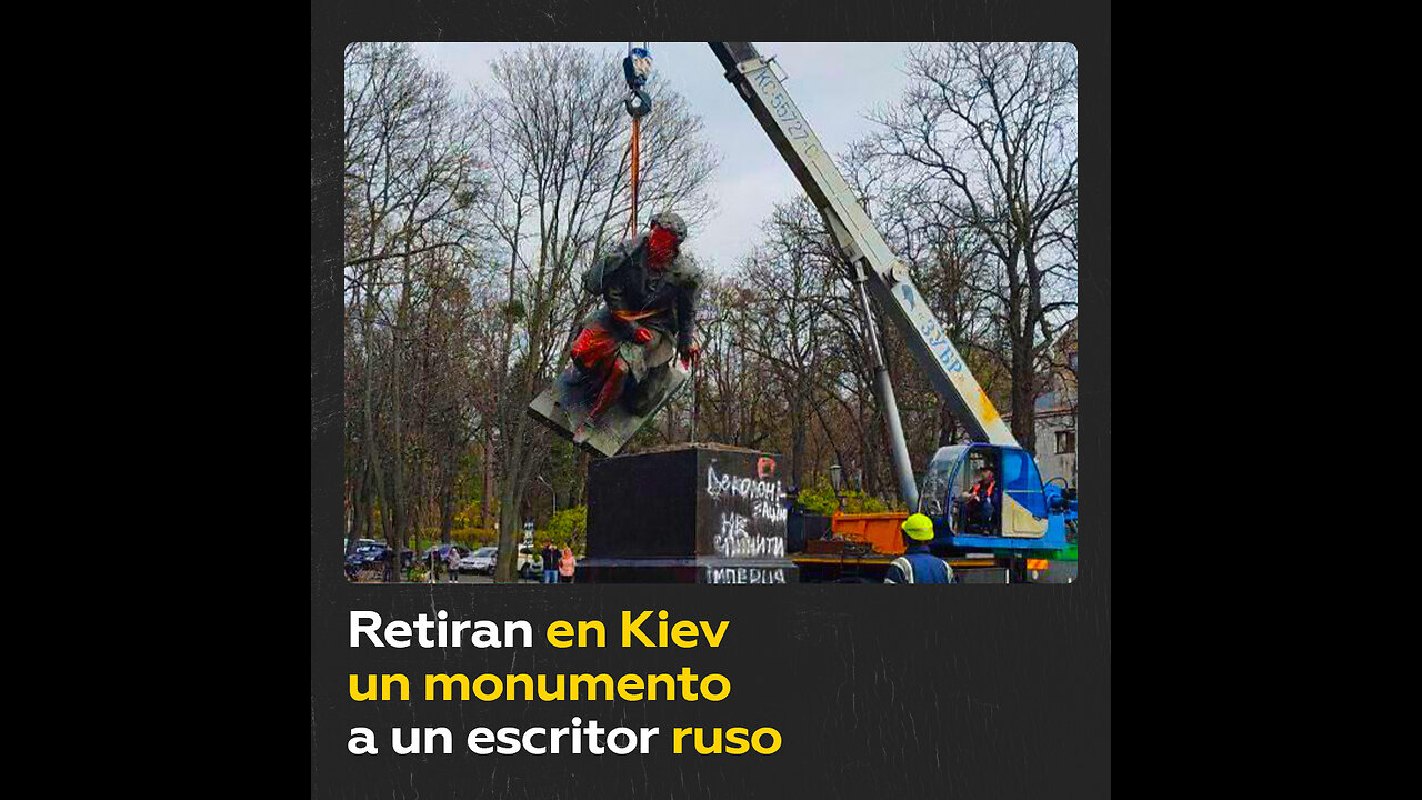 Desmantelan un monumento del escritor ruso Pushkin en Ucrania