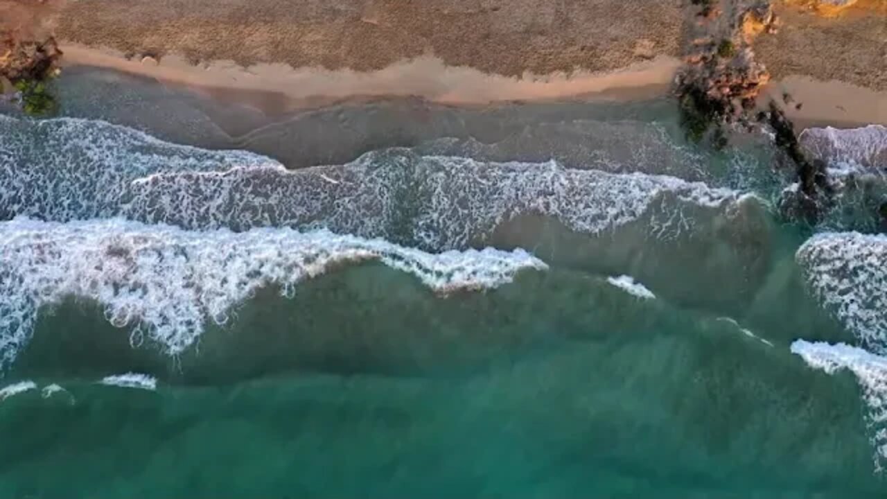 Satisfying and relaxing ocean waves - Kielégítő és nyugtató óceán hullámok.