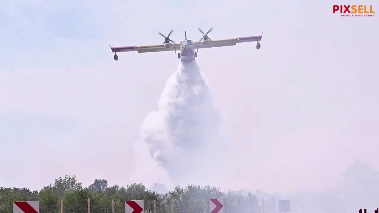 Buknuo požar kod Jadrije, kanaderi i vatrogasci na terenu