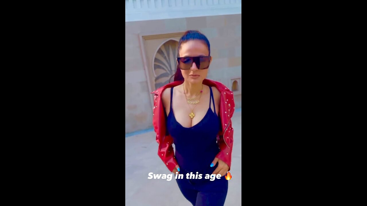Amesha patel swimming pool so hot