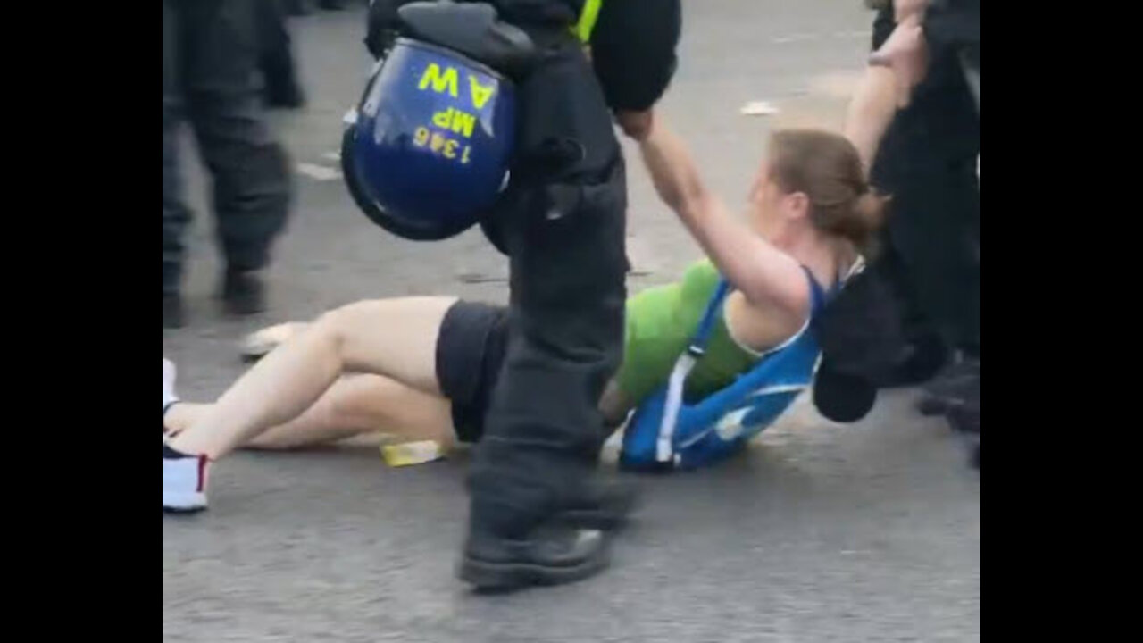 Absolute state of met police towards Anti-COVID tyranny protesters in central London tonight