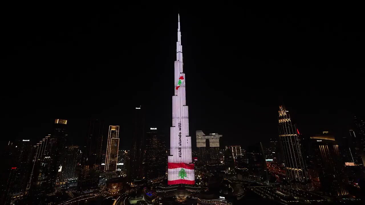 🇦🇪🇱🇧 The Burj Khalifa in Dubai lights up with the message: “UAE stands with Lebanon.”