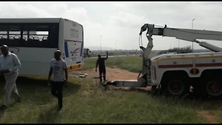 SOUTH AFRICA - Johannesburg - Bus Accident N12 - Video (eih)