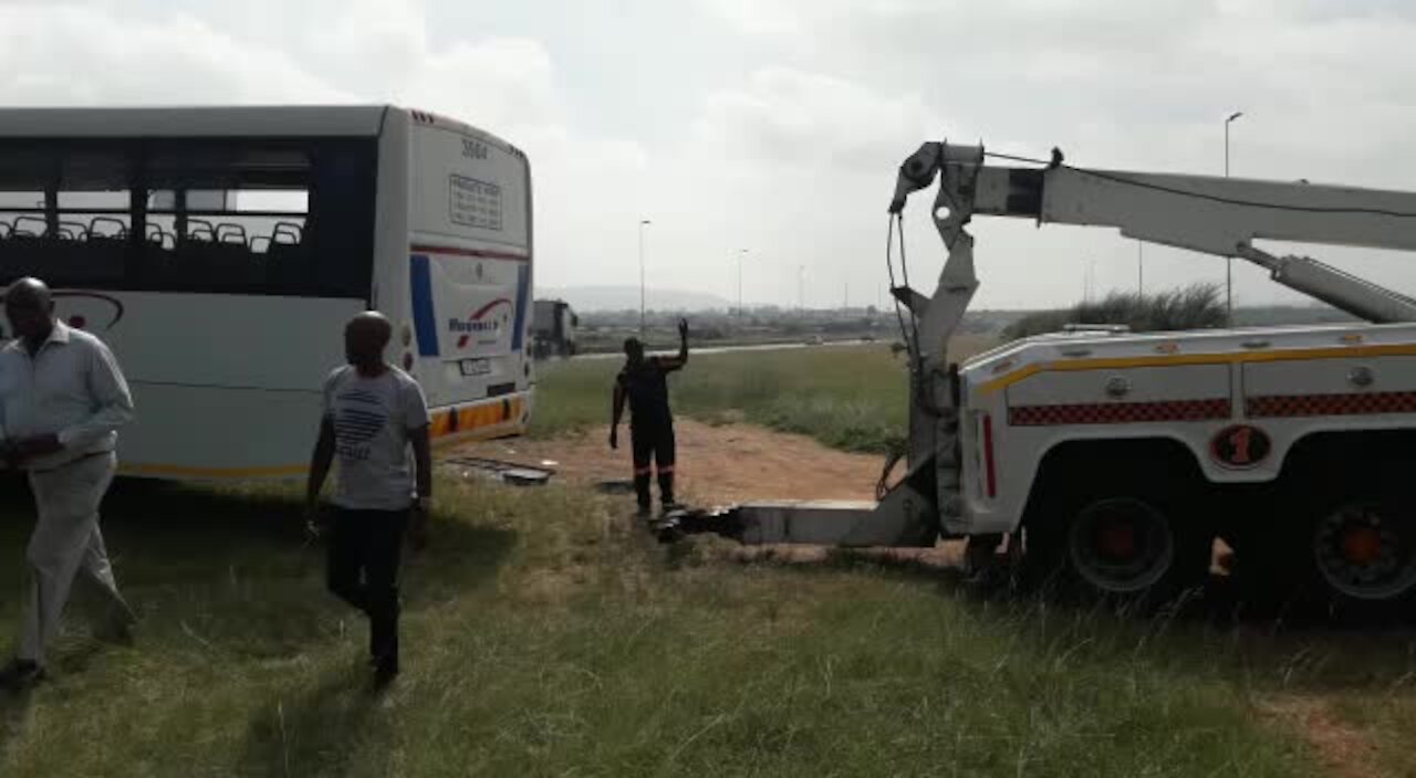 SOUTH AFRICA - Johannesburg - Bus Accident N12 - Video (eih)