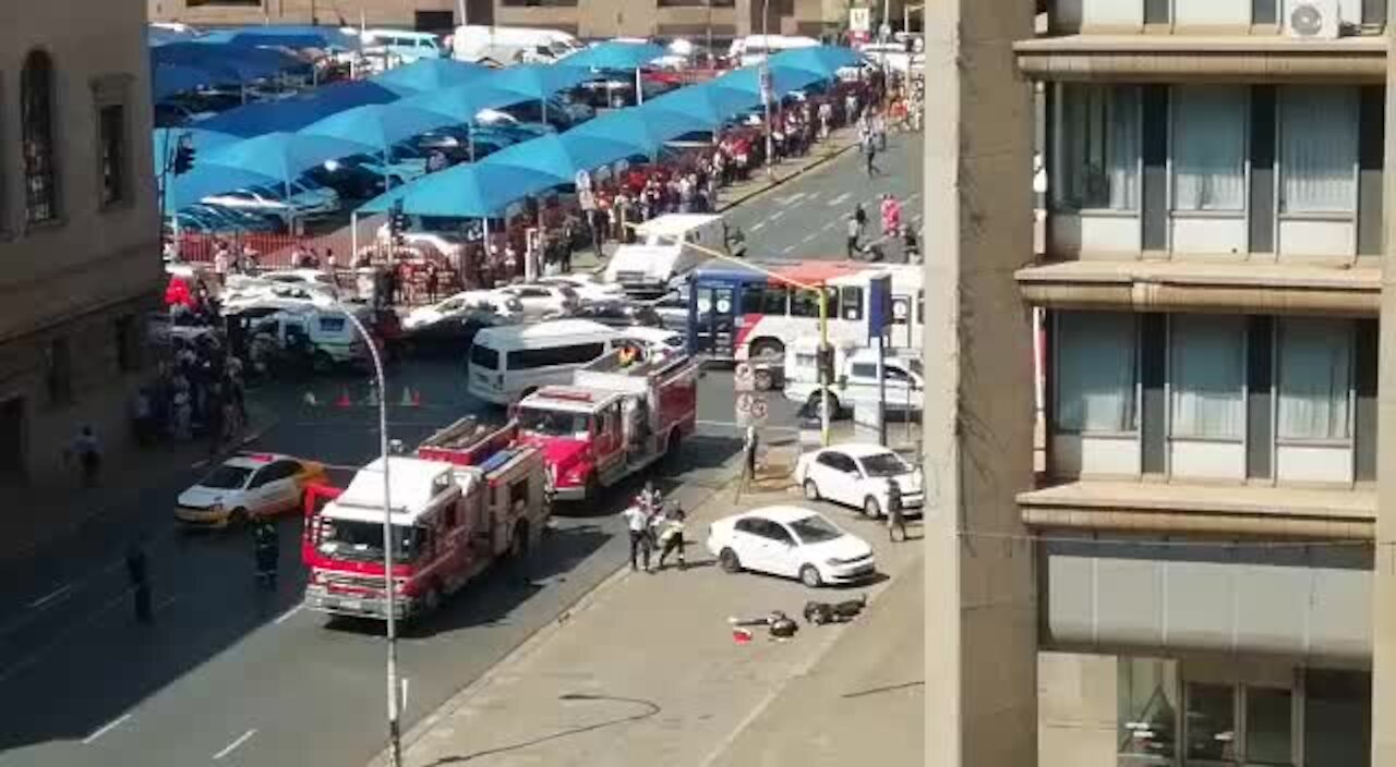 Firefighter falls from burning government building in Joburg CBD (Euz)