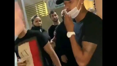 Marrony sendo cobrado por Organizada do Atlético Mineiro na saída da balada