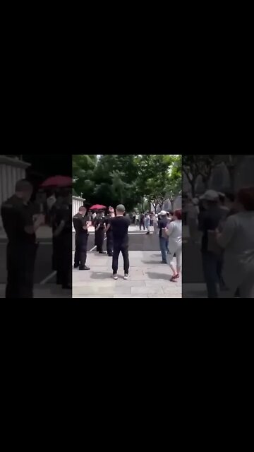 Public in Shanghai Protesting outside a Government Building 上海人大喊“区长，出来！”