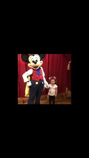 REALIZEI O MEU SONHO, CONHECI O MICKEY PESSOALMENTE NA DISNEY #disney #sonho #viral #shorts