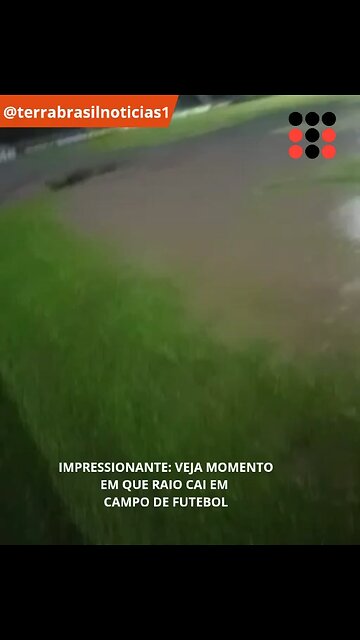 IMPRESSIONANTE: Veja momento em que raio cai em campo de futebol
