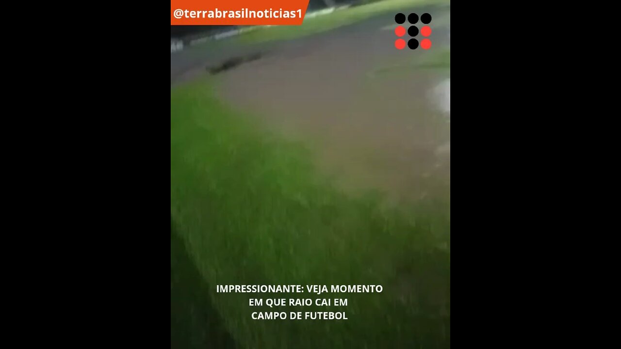 IMPRESSIONANTE: Veja momento em que raio cai em campo de futebol