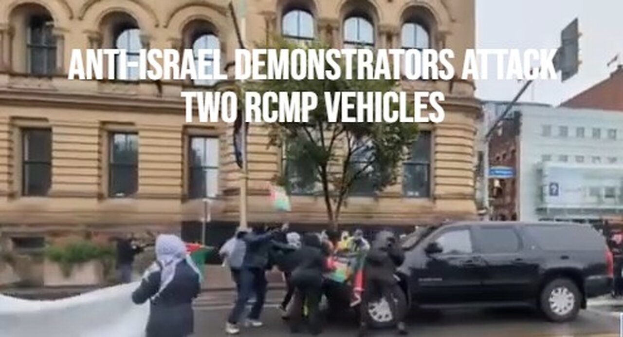 National security issue in #ottawa where Anti-Israel demonstrators attack two RCMP vehicles