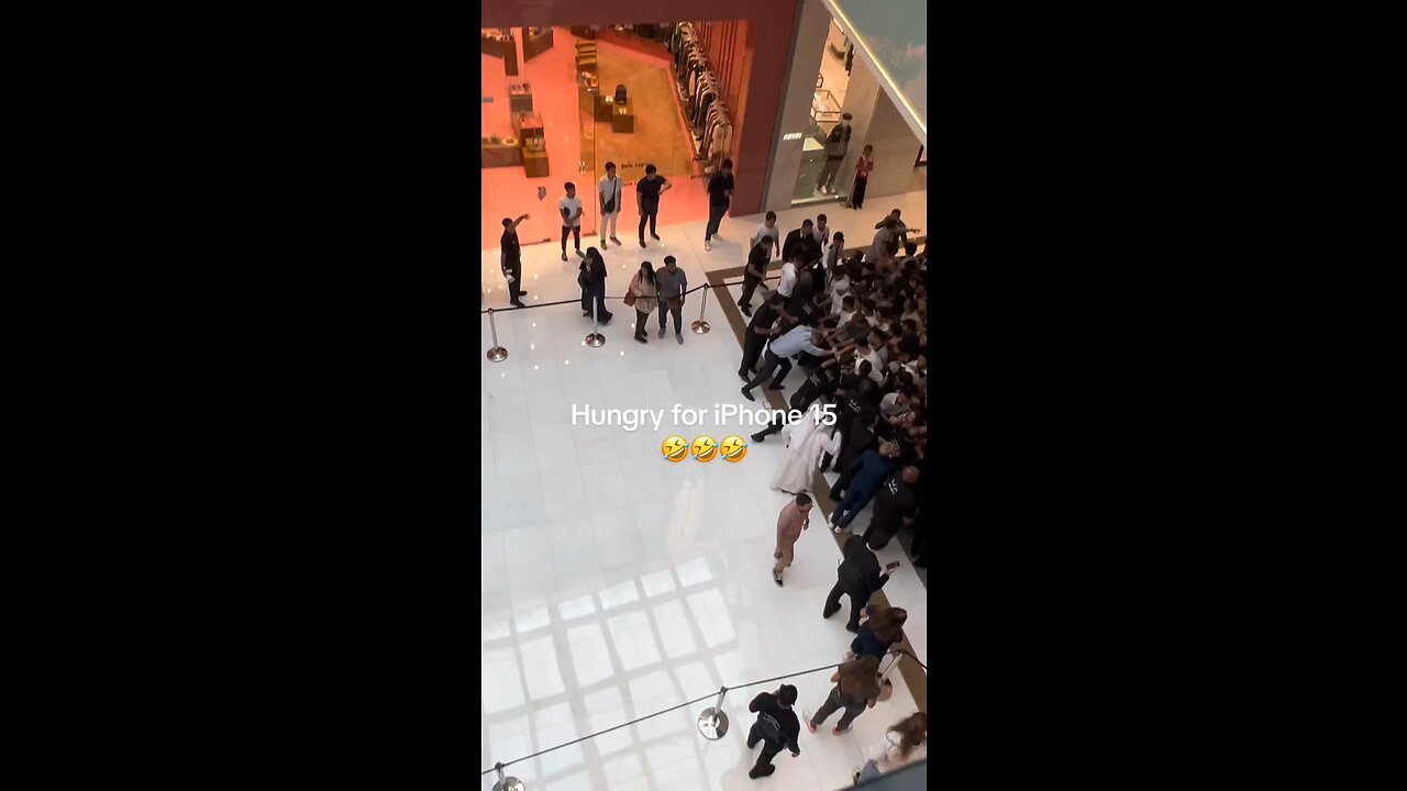 DUBAI MALL… People Hungry for iPhone 15 #iphone #iphone15