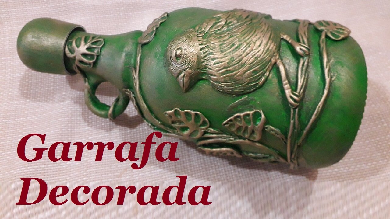 RECICLANDO GARRAFAS DE VIDRO - GARRAFA DECORADA COM PASSARINHO - MASSA DE BISCUIT - @lucibuzo 