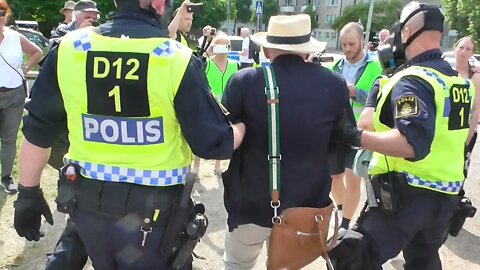 Folk omhändertages av polis på Nationaldagen för Frihet och Sanning