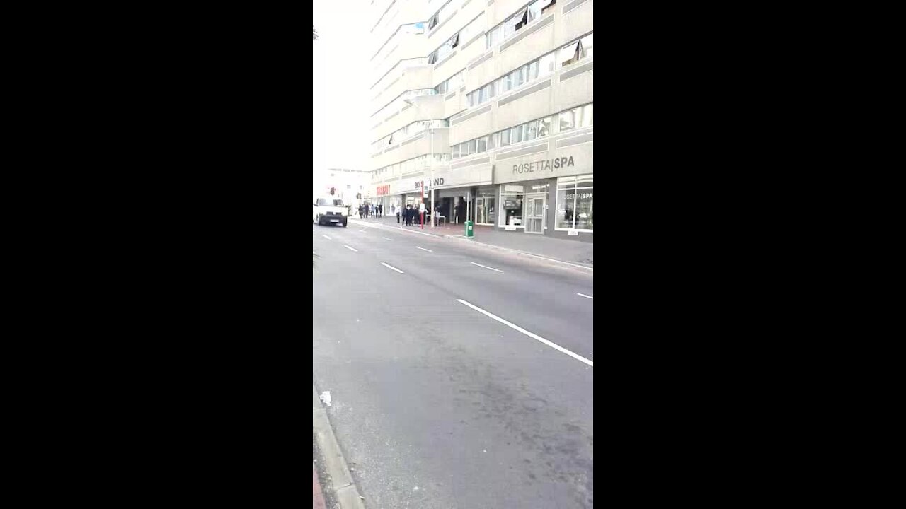 UPDATE 1: Task force members arrive on scene of hostage situation in Cape Town CBD (xfi)