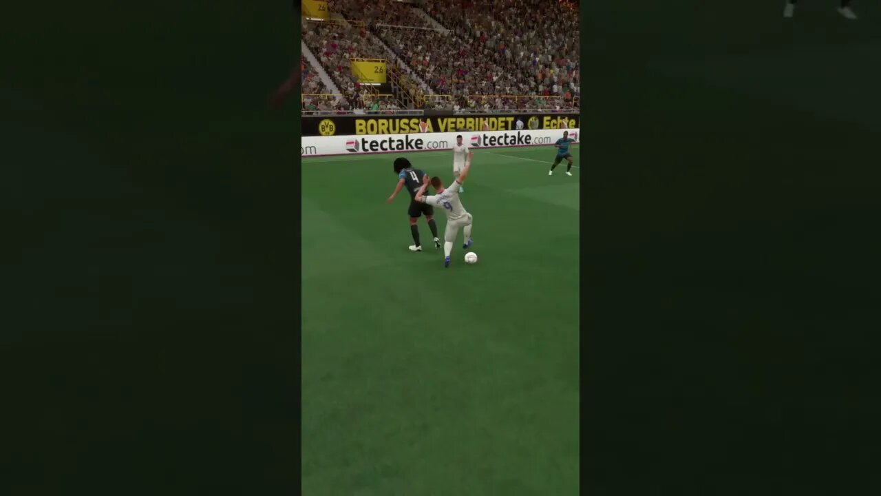 Gullit Nutmegs Benzema in Icons vs Real Madrid match