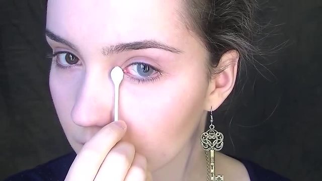 How to apply contact lenses