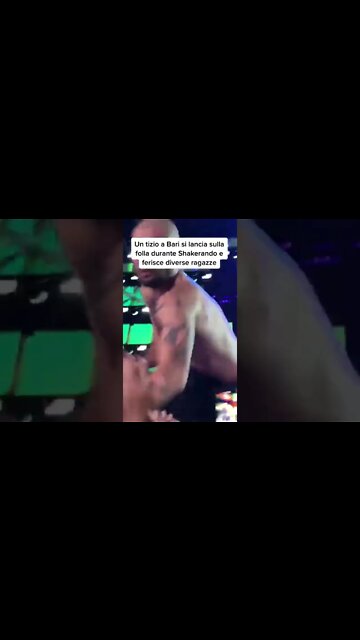 Un tizio si lancia sulla folla e ferisce tre ragazze 😱