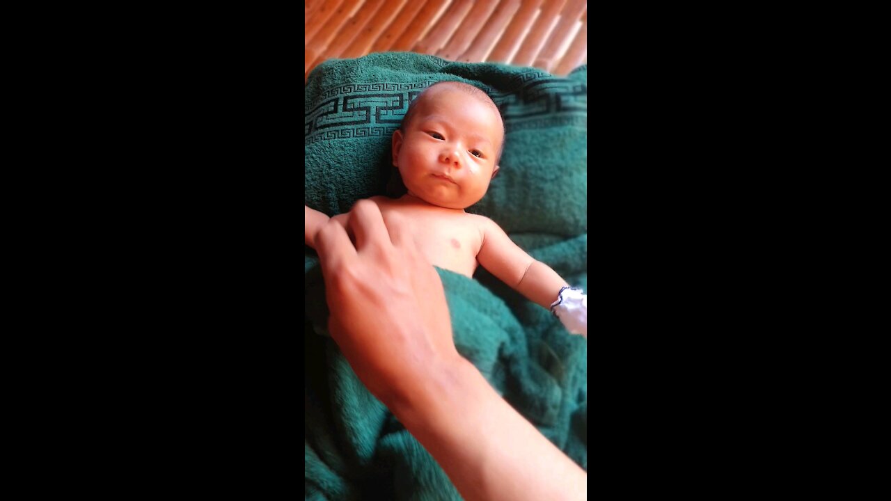 The baby doesn't want to cover (adorable funny)