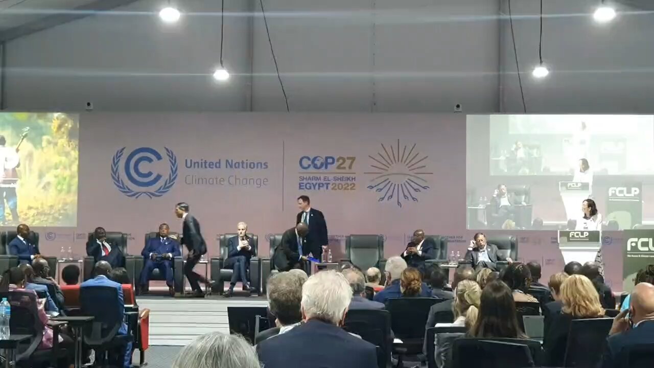 UK PM Rishi Sunak runs off stage and is rushed out of the room by aides at the COP27 summit in Egypt