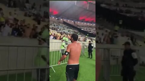 Nenê agradecendo o apoio da torcida do Vasco no Maracanã