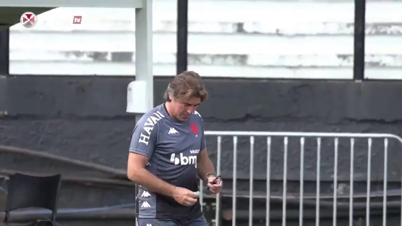 Sá Pinto chegando para o seu primeiro treino pelo Vasco