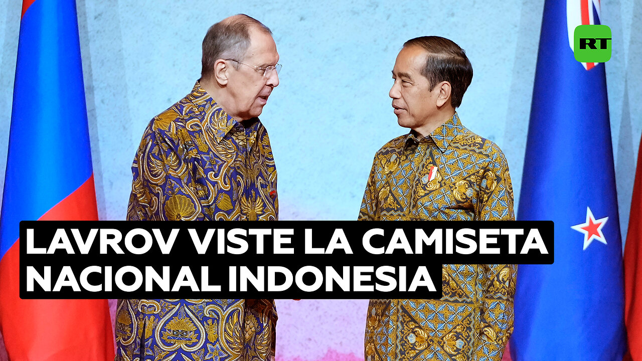 Lavrov asiste a la reunión de la CAO con la camiseta indonesia