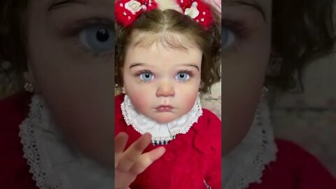 parece uma boneca de tão perfeita 😲😲