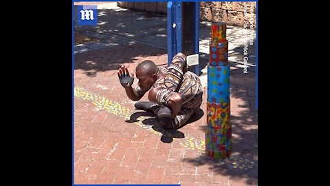 Contortionist’s performance leaves passersby stunned