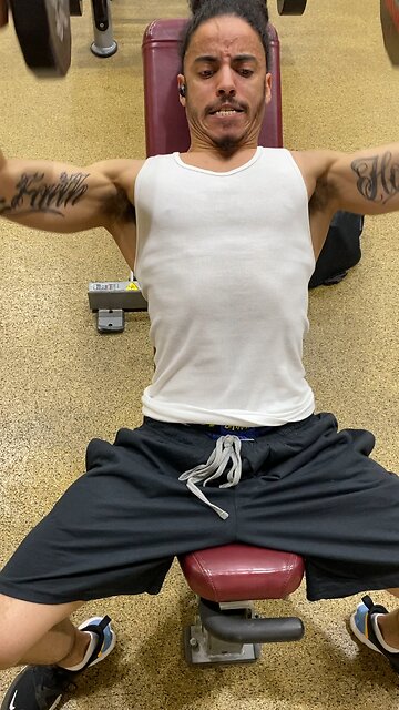 Chest Day we’re doing single arm chest press for a good Pump 👌🏽💪🏽💪🏽