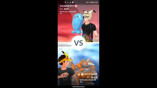 Jogando PokéGO no meio da festa junina do trampo e.e