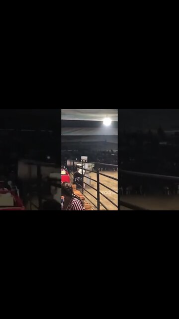 MINECRAFT: GOLEM INVADE RODEIO E CAUSA PÂNICO #shorts