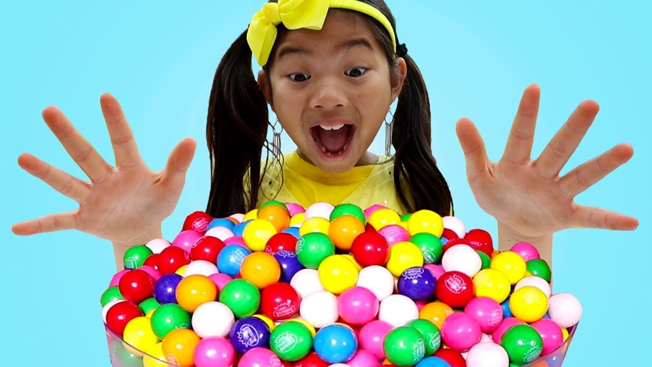 Emma Pretend Play with Colorful Gumball Machine and Sweets Candy Toys for Kids