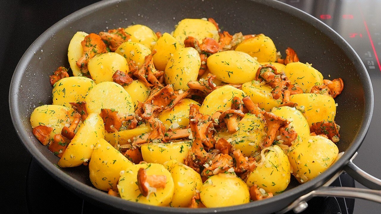 This is an incredibly delicious recipe for potatoes with chanterelles!