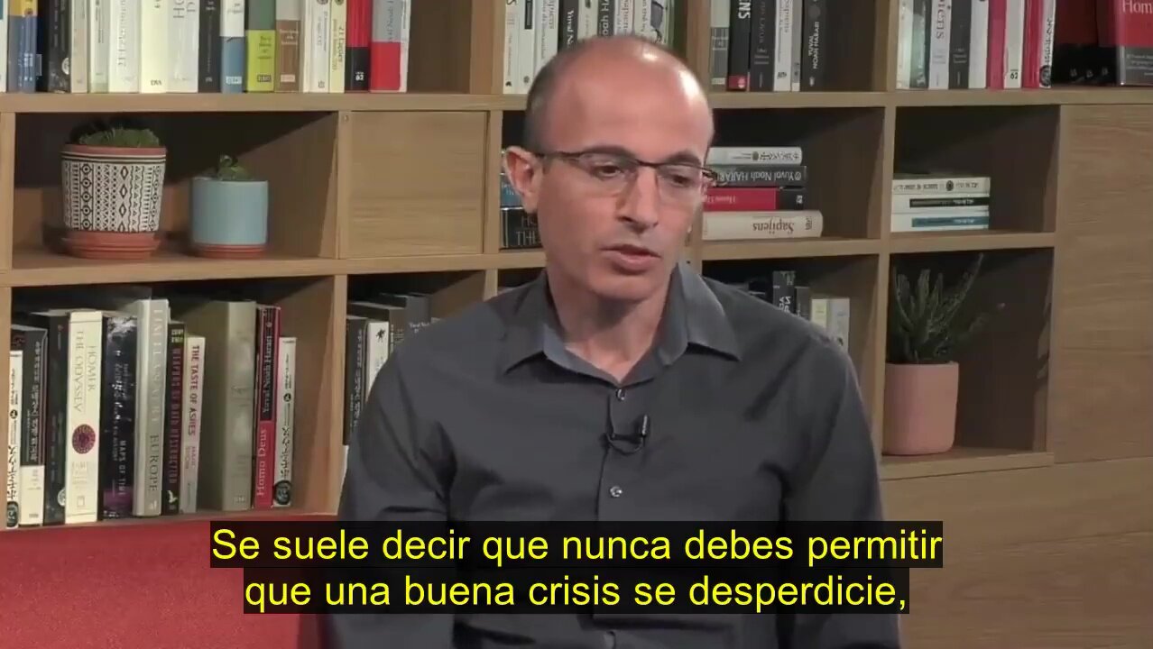 Tendremos "habilidades "divinas" de redisenar la vida". - Yuval Noah Harari.