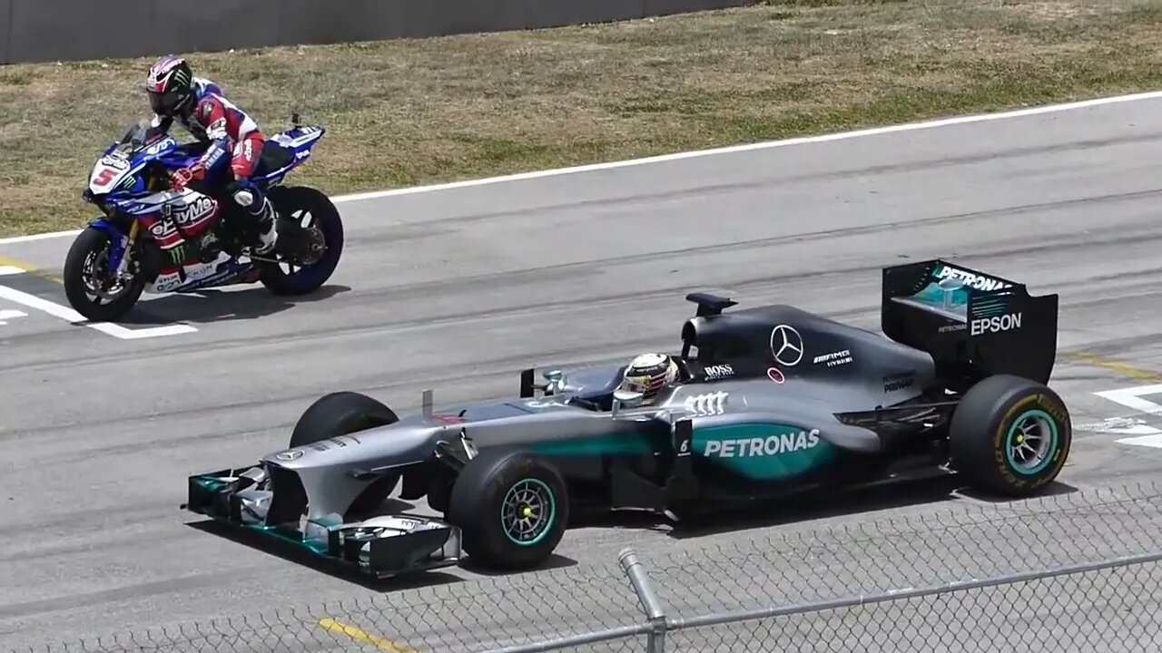 LEWIS HAMILTON F1 CAR vs YAMAHA R1M SUPERBIKE!!