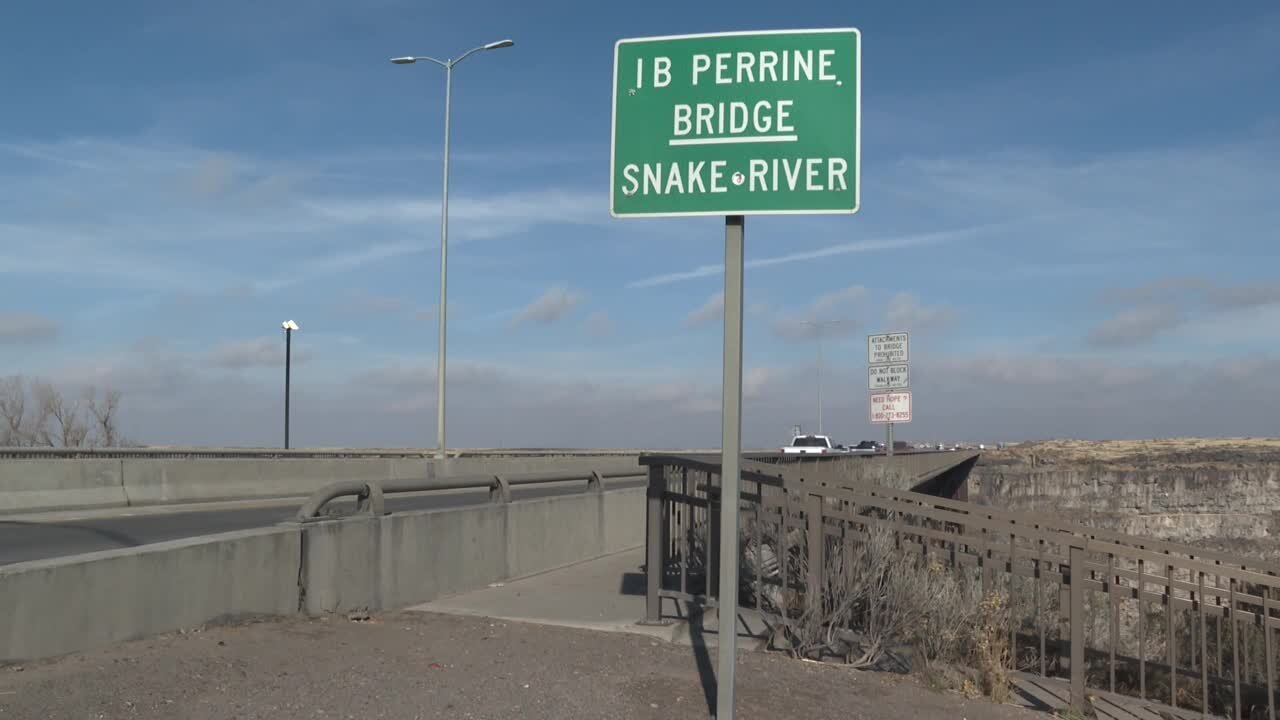 Perrine bridge receiving new lights as apart of southern Idaho ITD project