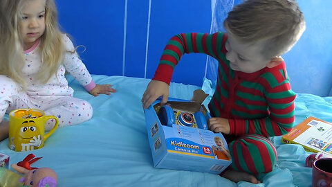 VLOG Gifts under the pillow to Roma and Diana. Video for children.