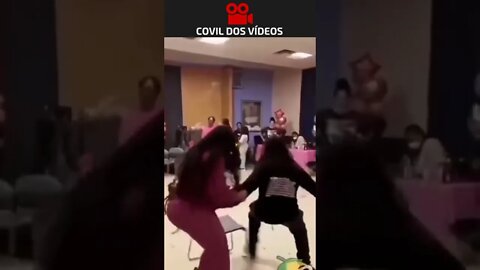 a cadeira não aguentou o peso dela