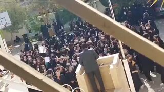 Young girls in Iran take off their hijabs and chant "get lost" to a paramilitary officer ✊🏽🔥🔥🔥