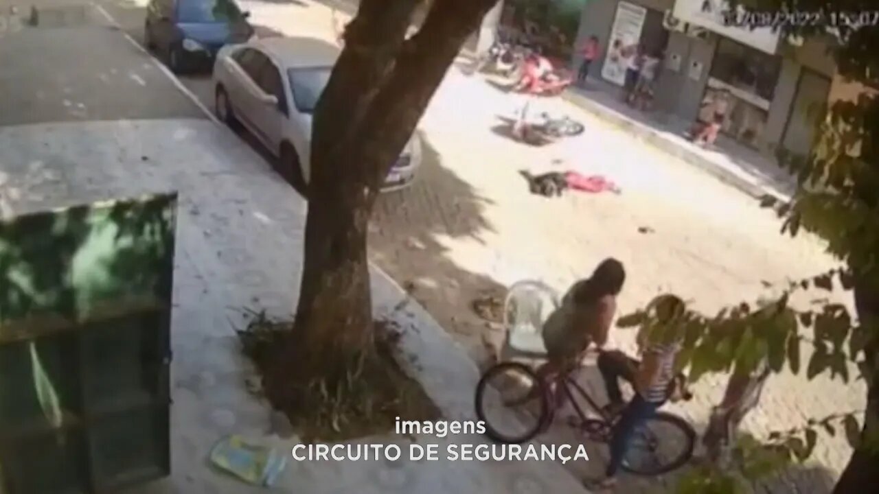 Flagrante em GV: Motociclista fica ferida ao passar em buraco e cair no Bairro São Raimundo.