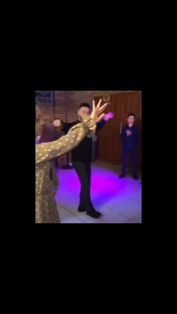 КАК ТАНЦУЮТ КАЗАХИ ЧЕЧЕНСКУЮ ЛЕЗГИНКУ #shorts