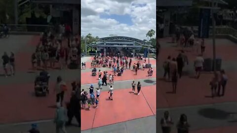 Saturday noon rush🚶🏼 #universalorlando #uoap #timelapse #entrance #universalorlando #bts #shorts