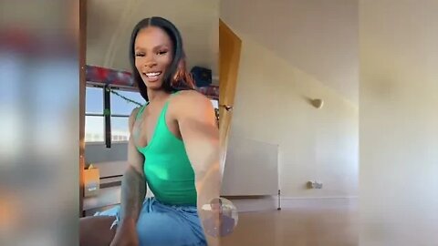 Hombre Pone Mujer Fitness En Su Lugar