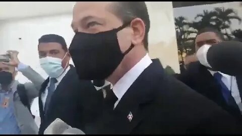 Ito Bisono le sale huyendo a la prensa en el Congreso Nacional